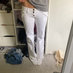 Jeans - Super snygga lågmidjade bootcut vita jeans💕 storlek xs💗