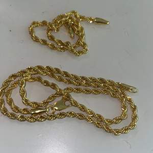  Riktigt fina cordell halsband i äkta guld platerat, säljer åt affär som har utförsäljning, därav priset. 199:- för armband, 199 halsband. Ringarna 35 kr st båda för 60 kr, pris kan diskuteras vjd köp av mer.Kan mötas i skåne. Ringarna är strlk 7. 