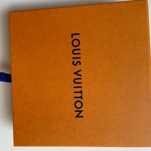 Louis Vuitton väskband  - Oanvänd köptes på louis Vuitton i Barcelona Augusti 2024 Finns kartong och kvitto till