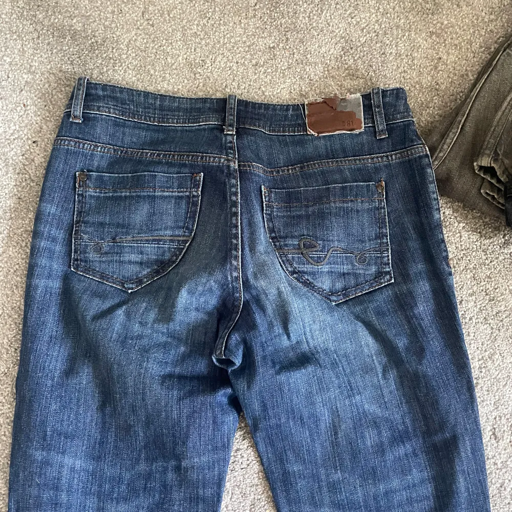 Blåa bootcutjeans med medelhög midja, väldigt skönt material och sitter bra, osäker på storleken men gissar på 38, kan skicka mått om det önskas . Jeans & Byxor.