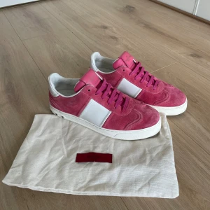 Valentino Flycrews  - Säljer ett par valentino Flycrews som är i ett väldigt bra skick! Alla nitar är kvar! Skorna är i storlek 38!  Dustbag medkommer vid köp! Hör gärna av dig om du har frågor!