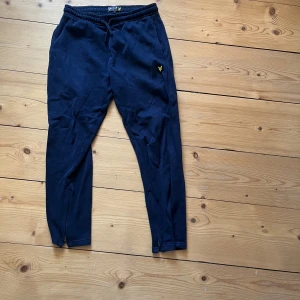 Lyle & Scott mjukisbyxor - Passar dig som är ca 170, dem är knappt använda så dem är i nyskick. Skriv till mig vid minsta fundering eller om du vill ha mer bilder!