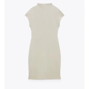 Två skit snygga stickade klänningar - Säljer dem här as snygga tjata klänningarna som sitter perfekt på och är också varma vilket är perfekt nu till höst/vinter