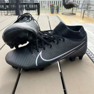 Fotbollsskor  - Fotbollsskor för gräs. Storlek: 40