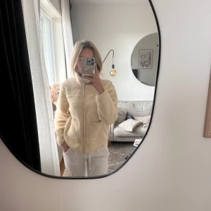 Jacka - Vit fluffig höstjacka, storlek xs 