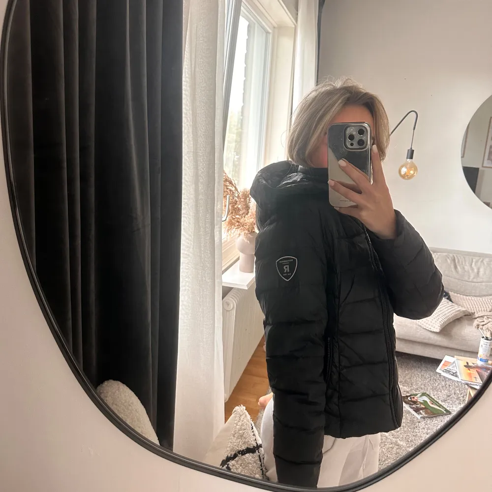 Dunjacka/vinterjacka från jeansbolaget. Jackan är 38 men passa på mig som har XS i vanliga fall så liten i storlek. Takit.