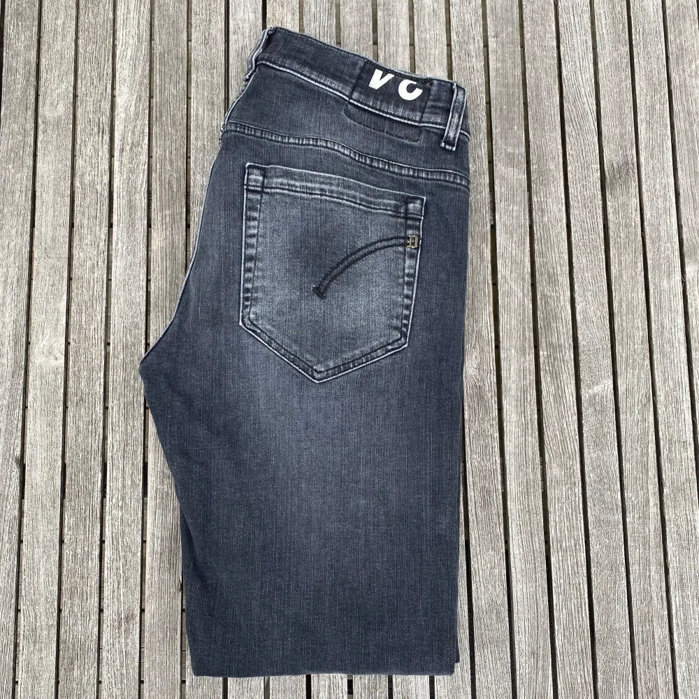 | Riktigt feta Dondup gerorge skinny fit | Väldigt bra skick | Modellen på bilden är 181cm | Tveka inte på att skriva om du har frågor eller funderingar 💫. Jeans & Byxor.