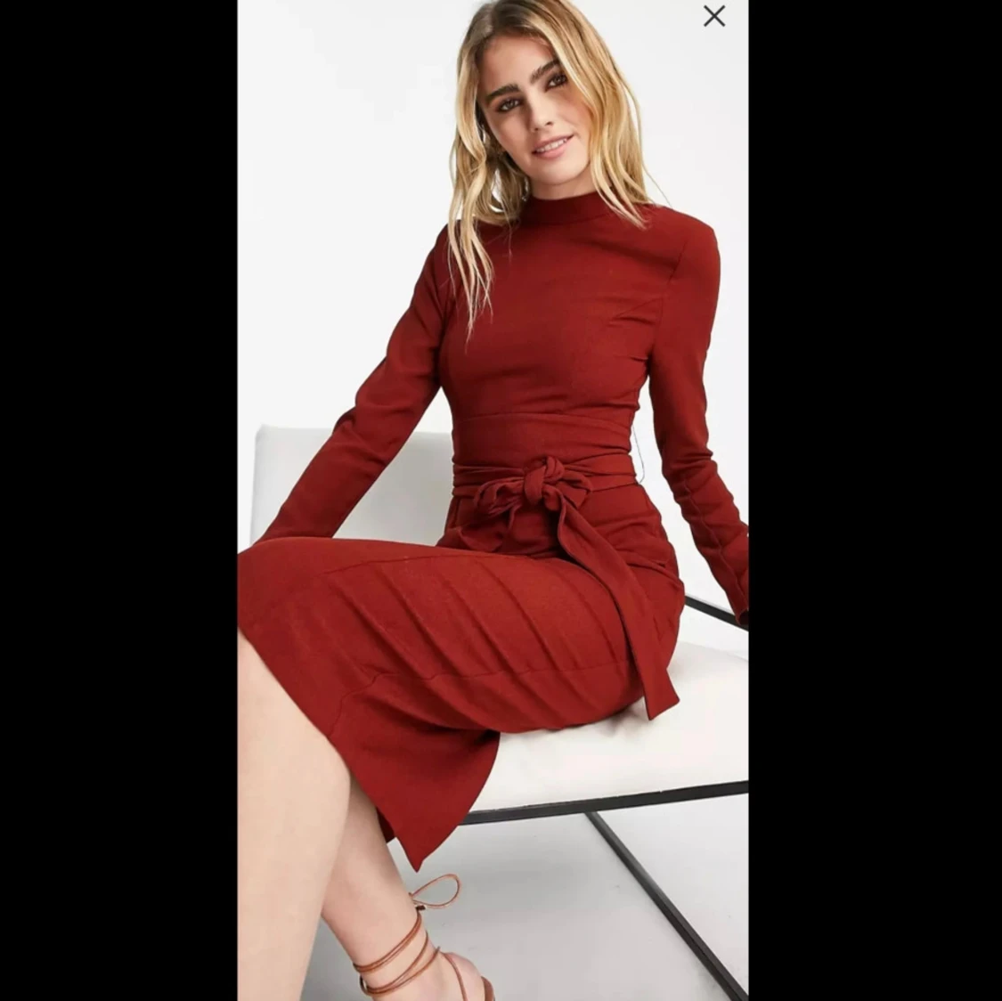 Röd långärmad klänning med knyt