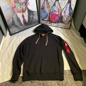 Alpha industri hoodie - Alpha industri hoodie i väldigt bra skick säljes pågrund av att jag inte använder längre, storlek S, kom dm vid frågor och funderingar!