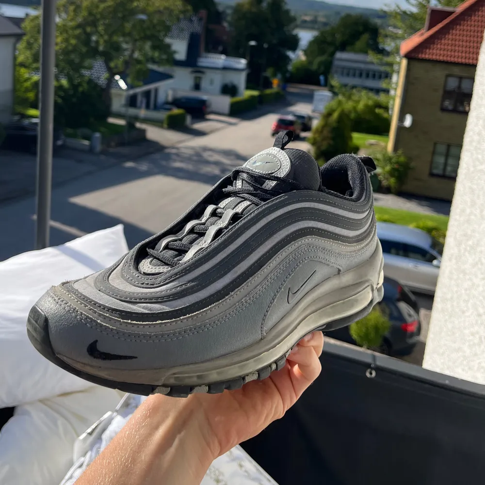 Säljer ett par Nike air Max 97 i ett gott skick!🙌 Skorna är köpta från JD sports för 2100 kr.  Storlek 44 men passar även 43! Pris kan givetvis diskuteras och kom gärna med frågor!🤗 . Skor.