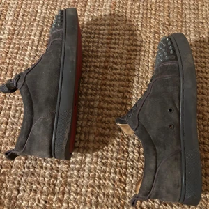 christian louboutin - Säljer nu mina loubs, priset pga sulan och vid hälen har det skafft, lite slitage på spikarna. Haft dem relativt länge, ändå fint skick på utsidan.        Det medföljer, 2 dust bag, 1 nytt snöre, förmodligen extra spikar när jag hittar dem. Allt og medföljs. Nypris: 8900 frågor? Skriv!