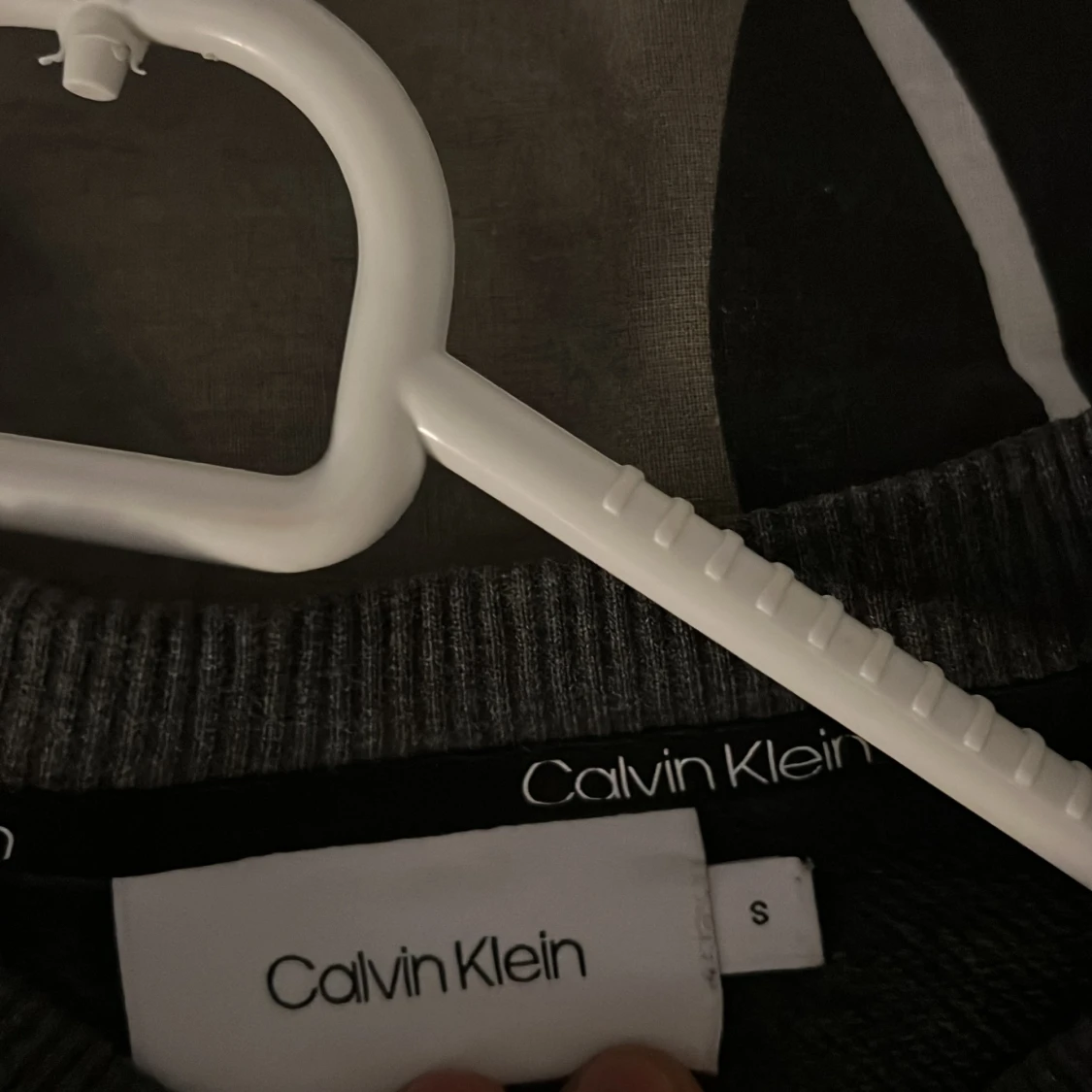 Grå sweatshirt från Calvin Klein - 90