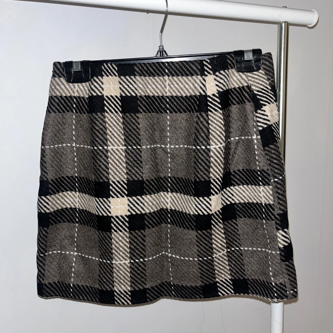 Rutig kjol i svart och beige