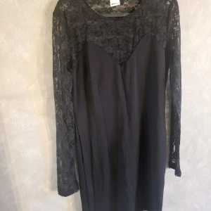 Kort klänning från Gina tricot - Svart kort klänning i Storlek M från Ginatricot