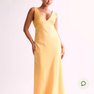 Gul klänning - Säljer en helt ny jättefin gul klänning som hade passat perfekt till tex, balen. Tyvärr råkade jag beställa två så därför säljer jag.  Nypris 1200kr