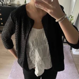 Kofta/tröja - Säljer en exakt likadan kofta/tunn jacka som denna fast i marinblå ifrån Only! Den är trekvartsärmad💕