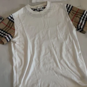 Vit Burberry t-shirt (trendig) - Säljer en snygg vit burberry t-shirt herr.