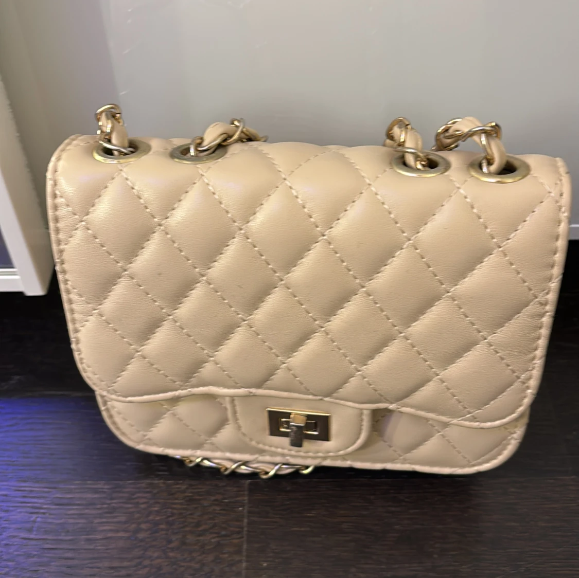 Beige quiltad axelväska