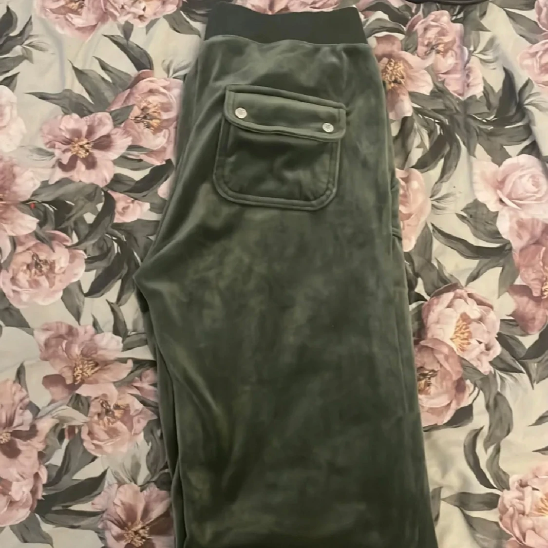 Gröna juicy byxor med fickor