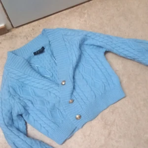 Ljusblå skön kofta - En stickad ljus blå kofta väldigt skön och fin färg, säljer den för att den va liten för mig