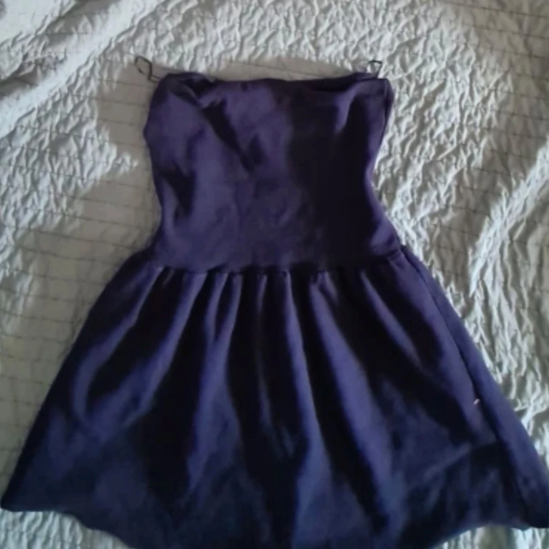 Mörklila axelbandslös tubtopp 