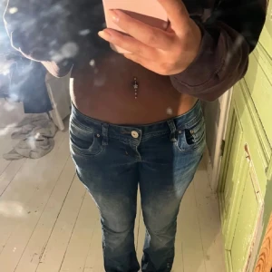 Blå bootcut jeans från LTB - Säljer ett par snygga blå bootcut jeans från LTB i storlek 26/32. De är lågmidjade och i bra skick. Köpta här på plick o säljer då de är för stora för mig💕Inte mina bilder!