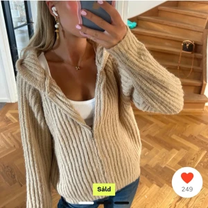 Beige ribbad kofta - Säljer en mysig beige ribbad kofta med dragkedja från cider. Perfekt för kyliga dagar och lätt att matcha med olika outfits💕kontakta om ni blir intresserade!✨