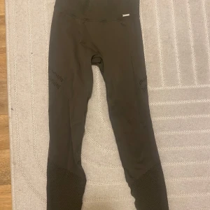 Aim’n leggins - Snygga mörkgröna leggings med hög midja och texturdetaljer vid knä och anklar. Perfekta för träning. Bekvämt material som ger bra passform.