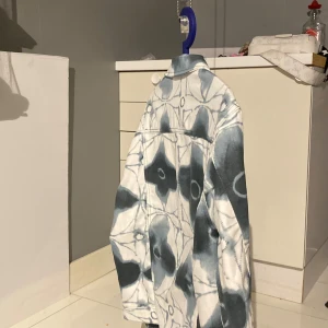 Mönstrad jeansjacka från Louis Vuitton - Snygg jeansjacka från Louis Vuitton med unikt mönster i blått och vitt. Endast testat! Pris kan diskuteras 