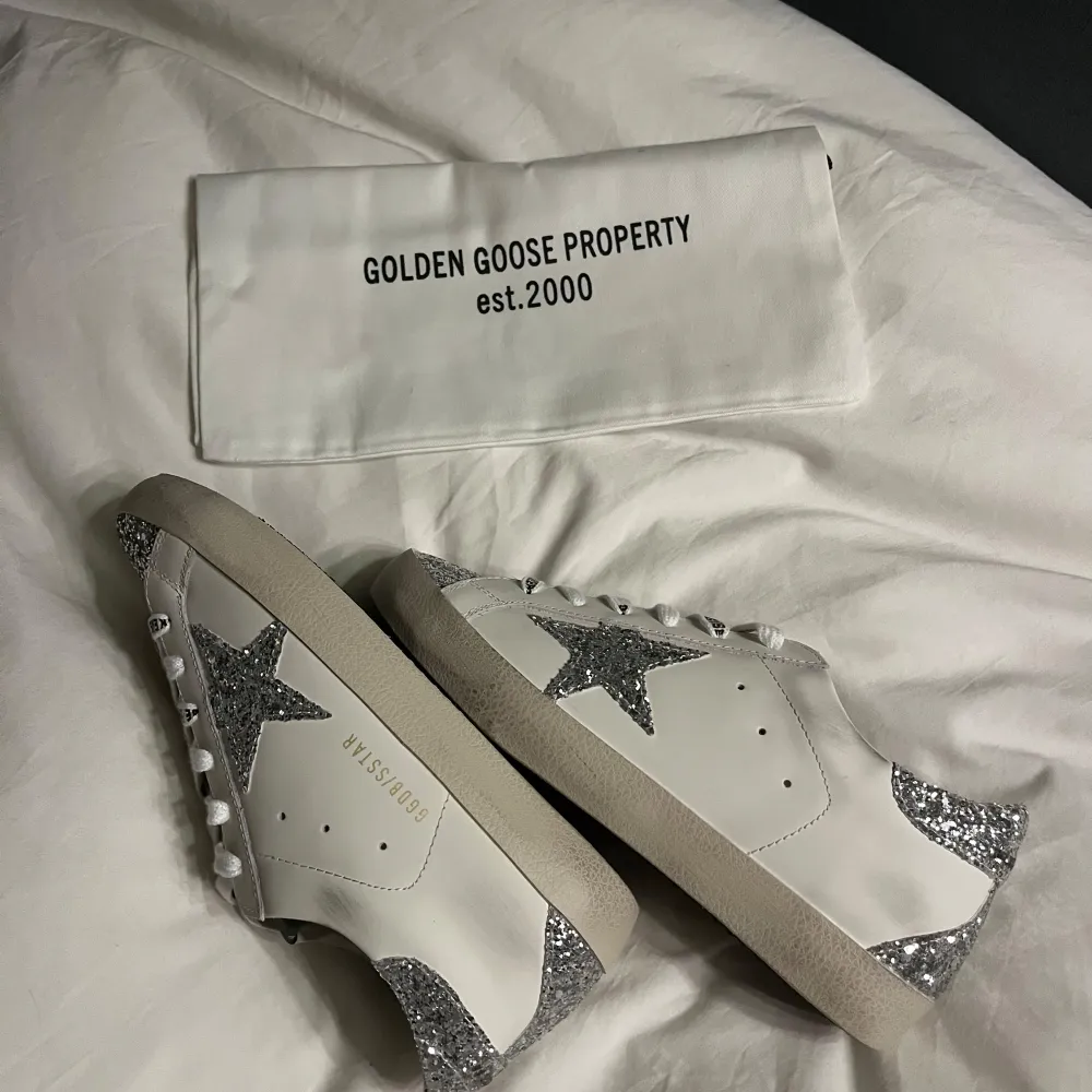 Säljet mina silvriga golden goose skor i storlek 38. Tveka inte på att höra av dig !💗. Skor.