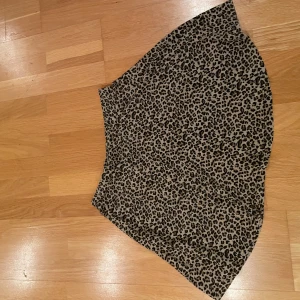 Leopardmönstrad kjol från Bik Bok - Säljer en superfin leopardmönstrad kjol från Bik Bok i storlek L. Perfekt för att ge din outfit en vild touch! Kjolen är i bra skick och har en bekväm passform. Passar perfekt till både vardag och fest. 🐆✨