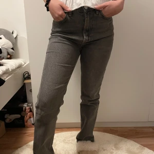 Grå jeansbyxor - Säljer ett par grå jeansbyxor i mycket bra skick. De har en klassisk straight passform och är högmidjade för en bekväm och stilren look. Perfekta för både vardag och fest! 🖤