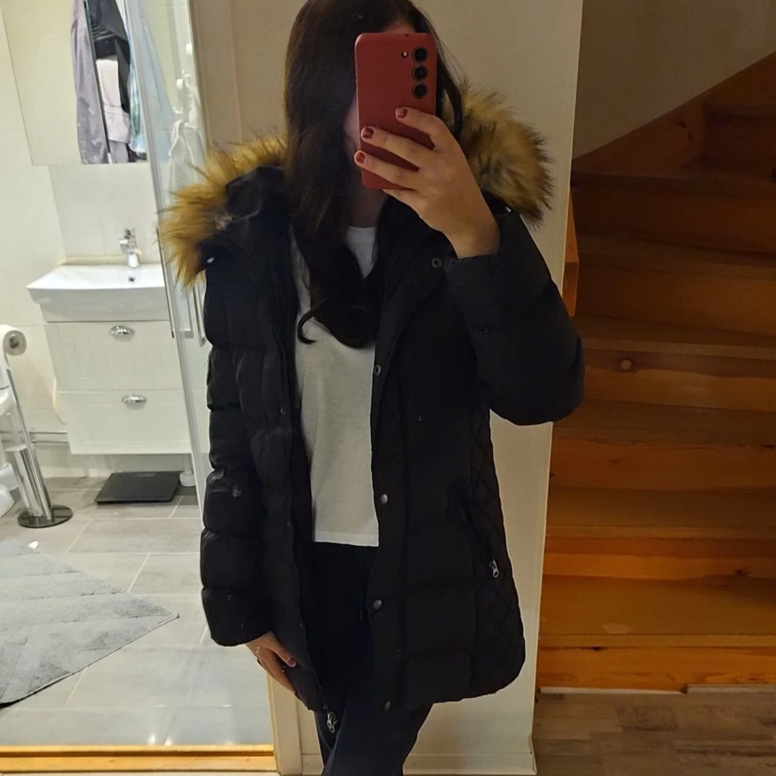 Svart vinterjacka med pälskrage. - 91