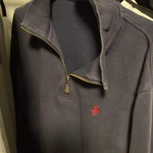 Ralph lauren half zip - Säljer en mörkblå half zip från ralp lauren då den inte kommer till användning längre.