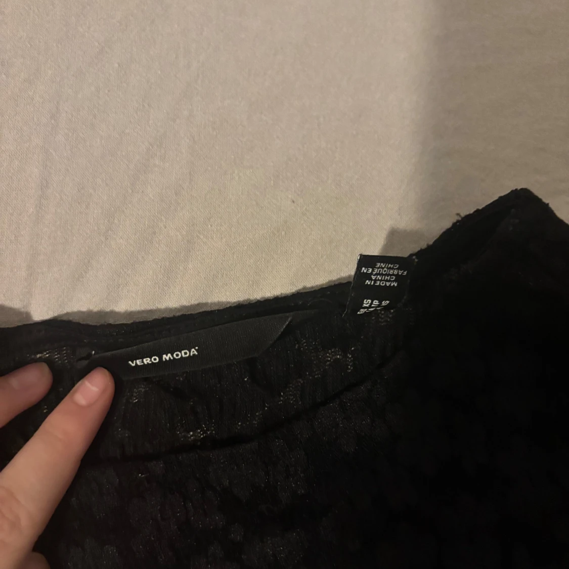 Svart spetsblus från Vero Moda - 90