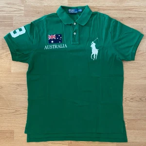 Ralph Lauren Australia Polo / Pike - !skicka bud för snabb affär! Stilren Ralph Lauren australia piké, i storlek L och prima bra skick. Väldigt sälsynt. Skriv om ni undrar någonting 📲💯🎄