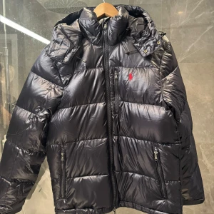 Marinblå Ralph Lauren Dunjacka - Identisk Dunjacka från Ralph Lauren i oanvänt skick | 