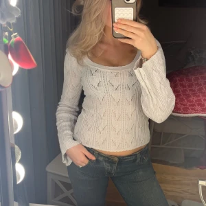 En fin stickad topp från Lindex - En fin stickad topp från Lindex, har klippt av lappen för att ha tröjan bak och fram. Lite vidare i ärmarna nedtill 🩷🎀