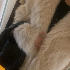 Pälsjacka  - Säljer min pälsjacka köpt för ett år sen! Pris kan diskuteras.🥰