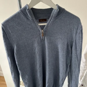 Ljusblå tröja med dragkedja från Stenströms - Säljer en stilren ljusblå tröja från Stenströms med dragkedja vid halsen. Perfekt för en avslappnad men ändå elegant look. Tröjan har långa ärmar och en ribbad krage.