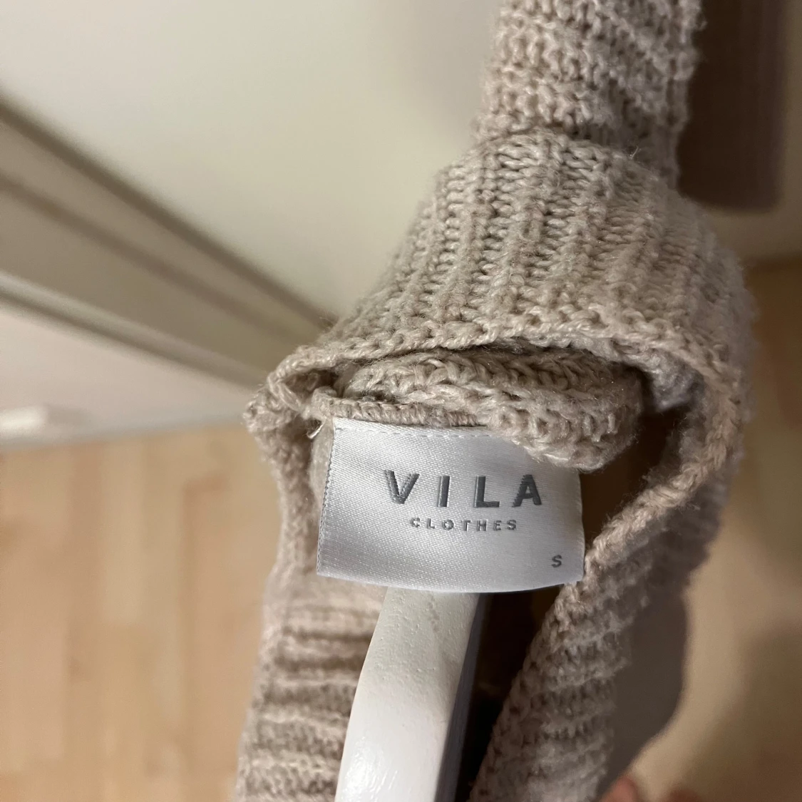 Beige stickad tröja från Vila - 90