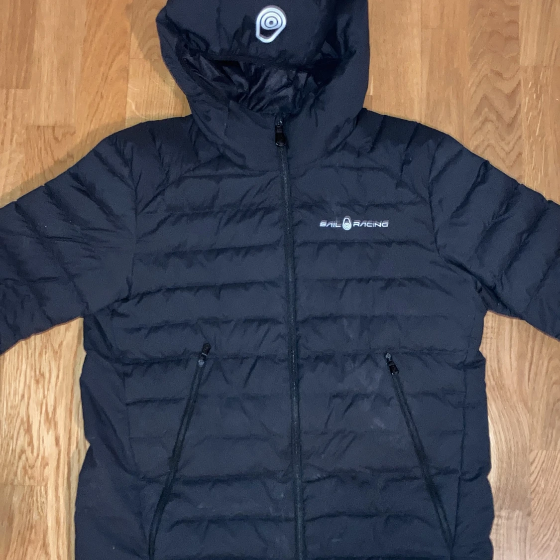 Svart dunjacka från Sail Racing