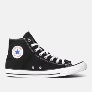 Svarta Converse - Klassiska svarta Converse All Star i canvas med hög snörning och vit sula. Perfekta för en avslappnad stil och passar till nästan allt. De har den ikoniska loggan på sidan och är i mycket bra skick. Perfekta för både vår och höst!