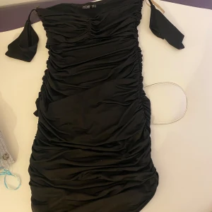 klänningar - Två olika svarta klänningar, passar både XS och S. Första klänningen är använd Max 2 gånger och den andra 1 gång. Första klänningen 90kr, Sandra klänningen 60kr eller båda för 120kr