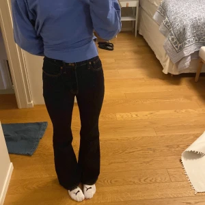 Mörkblå jeans från Madewell - Säljer ett par svarta jeans från Madewell i mycket bra skick. Har bara använts 1 gång, säljer då dom är för små för mig. De är högmidjade och har en straight passform som ger en klassisk look. Perfekta för både vardag och fest!😘Storlek XS/32, Nypris 1 500kr 