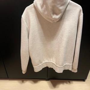 Beige hoodie från Polo Ralph Lauren - Säljer en snygg beige hoodie från Polo Ralph Lauren i mycket bra skick. Den har dragkedja framtill och en liten broderad logga på bröstet. Perfekt för både höst och vår, med långa ärmar och en skön passform. Passar till alla tillfällen! Köpt för 2095. Pris kan diskuteras 