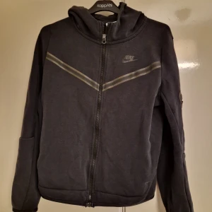 Nike tech - Säljer denna svarta nike tech eftersom den inte kommer till användning. Den är bra skick men använd en del. Säljs pga att den är för liten 