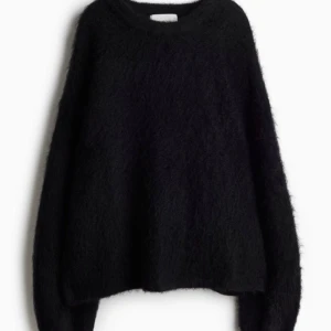 Svart tröja i mohairmix - Säljer en sååå mysig svart fluffig tröja i mohairmix💕💕Helt slutsåld med lappen kvar 