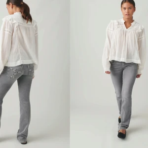 Gina tricot jeans💘 - Säljer dessa jeans (se sista slides för egna bilder) jag köpte inne på Gina tricot för 400 kr. Jeansen är i storlek 170 och passar mig som är XS-S och 174 cm lång. Jeansen ser lite mörkare ut på kamera pågrund av lightningen. Kontakta för fler frågor🙏🏼💘