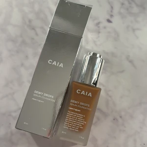 Caia dewy drops  - Säljer dessa dewy dropen i 50 W som man kan använda som bronzer / foundation från caia! De är ENDAST TESTADE! Har inte använt dom! 